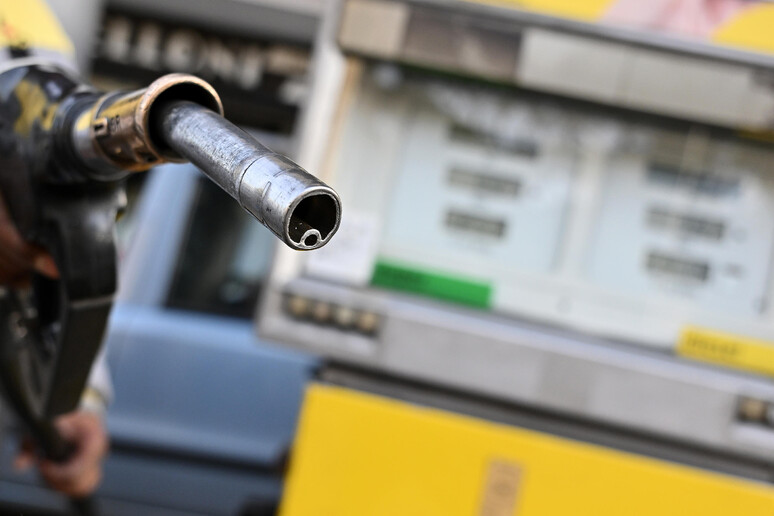 La benzina cala di 2 millesimi, al self 1,999 euro al litro