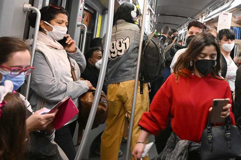 Persone indossano le mascherine in metropolitana. Immagine d 'archivio - RIPRODUZIONE RISERVATA