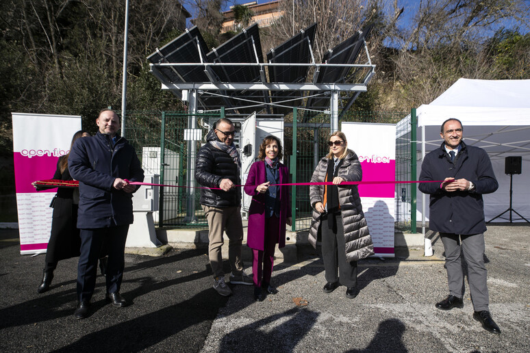 La Presidente di Open Fiber Marinali (C), il sindaco di Castelnuovo di Porto Travaglini (S) e l 'assessore della Transizione Ecologica della Regione Lazio Lombardi (D), all ' 'inaugurazione di un impianto fotovoltaico a Castelnuovo di Porto - RIPRODUZIONE RISERVATA