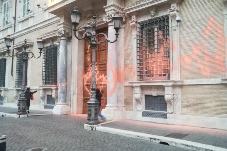 Il blitz degli ambientalisti di Ultima Generazione che hanno lanciato vernice sulla facciata del Senato a Roma, 2 gennaio 2023 - RIPRODUZIONE RISERVATA