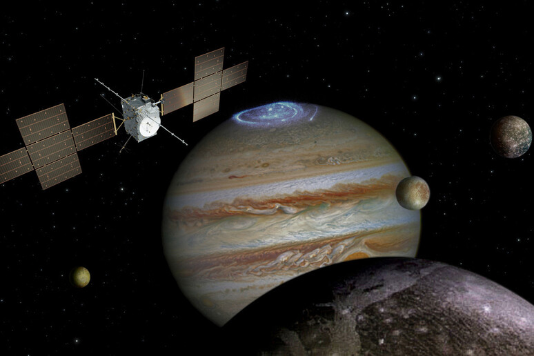 Rappresentazione asrtistica della sonda Jupiter fra Giove e alcune delle sue lune (fonte: ESA) - RIPRODUZIONE RISERVATA