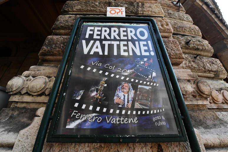 Calcio:  'Ferrero vattene ', Genova tappezzata da pubblicit� - RIPRODUZIONE RISERVATA