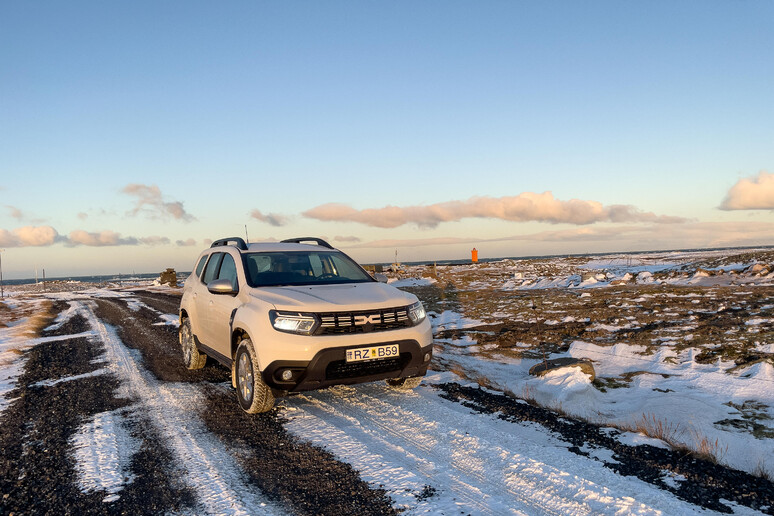 Neve e ghiaccio non hanno segreti per Dacia Duster 4x4 - foto di  Alessandro Mallamaci © ANSA/Dacia