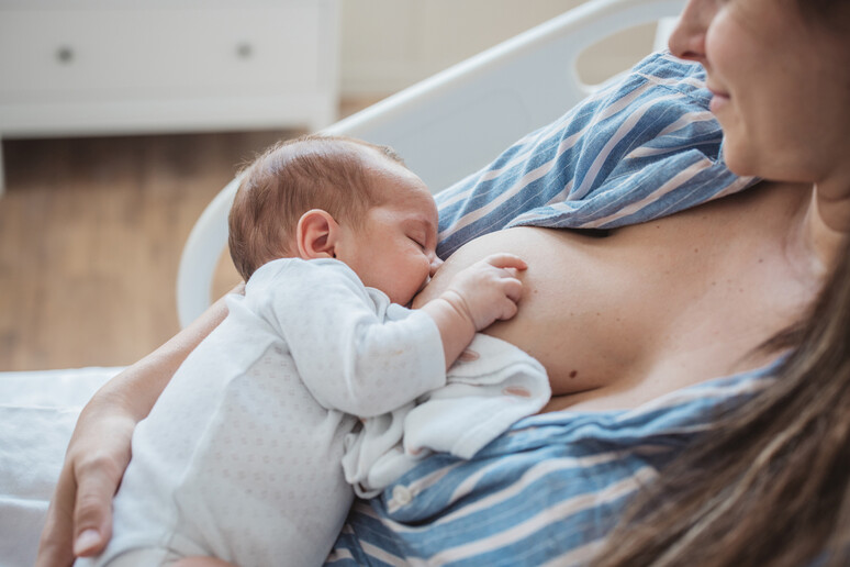 Ginecologi, bene rooming-in del neonato ma più supporto - RIPRODUZIONE RISERVATA