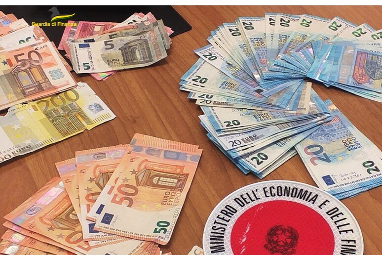 Banconote finte dimensioni reali euro lire false segnalibro particolare  simpatico (500) : : Cancelleria e prodotti per ufficio