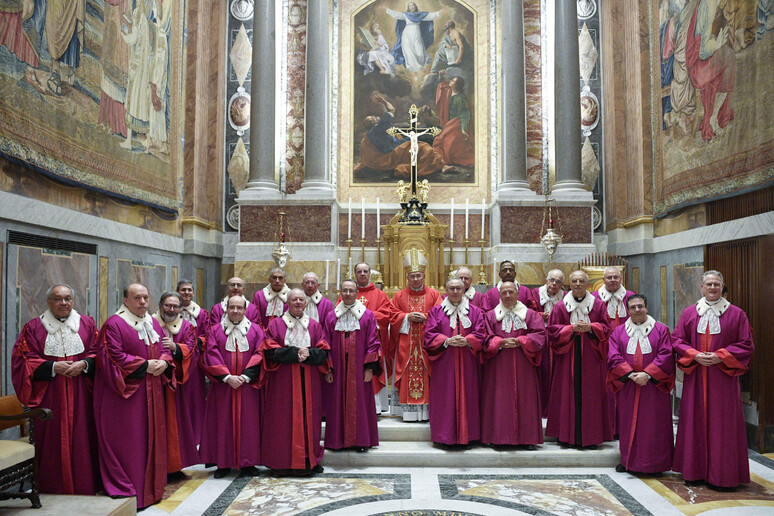 Papa Francesco in udienza con i prelati - RIPRODUZIONE RISERVATA