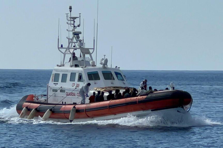 Motovedette in azione per soccorsi a barchini carichi di migranti - RIPRODUZIONE RISERVATA