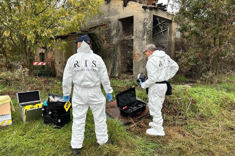 I carabinieri nei pressi del casolare dove sono stati trovati dei resti umani a Novellara (Reggio Emilia), 19 novembre 2022 - RIPRODUZIONE RISERVATA