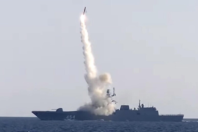 Missile ipersonico lanciato da unafregata russa nel Mediterraneo, immagine d 'archivio © ANSA/EPA