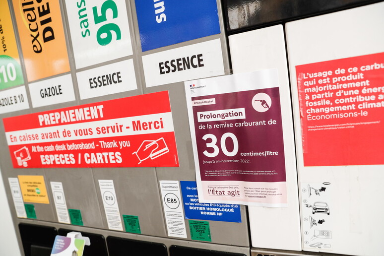 Un distributore a Parigi © ANSA/EPA