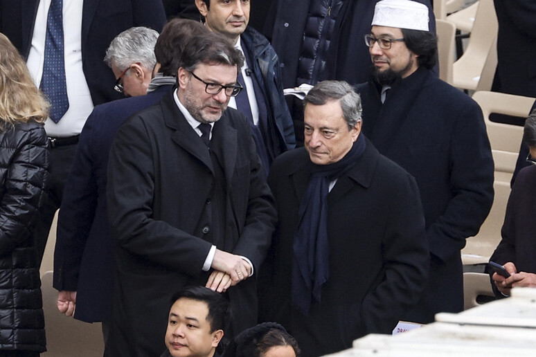 L 'ex premier Draghi con il ministro dell 'Economia Giorgetti - RIPRODUZIONE RISERVATA