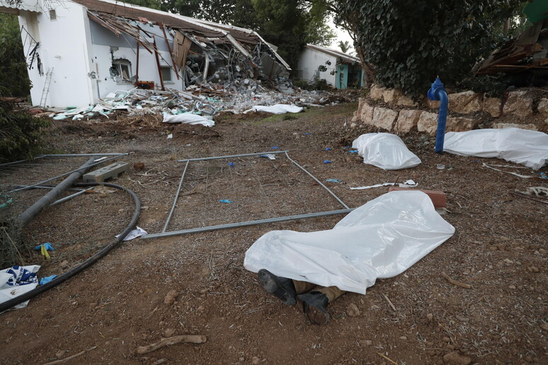 L 'attacco al kibbutz di Be 'eri © ANSA/EPA