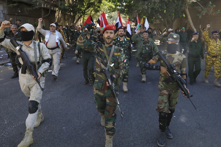 Marcia di combattenti Houthi a sostegno del popolo palestinese a Sanaa © ANSA/EPA