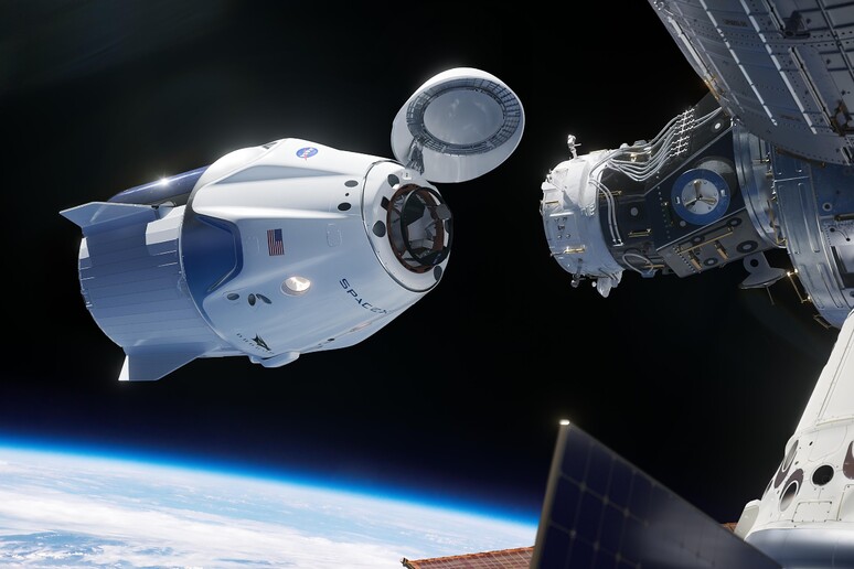 Rappresentazione artistica della capsula Crew Dragon in avvicinamento alla Stazione Spaziale (fonte: NASA/SpaceX) - RIPRODUZIONE RISERVATA