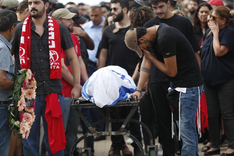 I funerali di alcune delle vittime dell 'attacco di Hamas al rave © ANSA/EPA