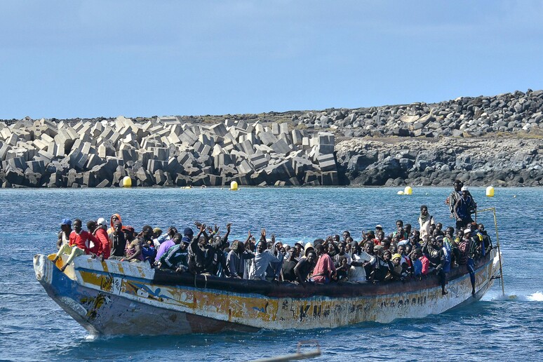Migranti su un 'imbarcazione di fortuna. Immagine d 'archivio © ANSA/AFP