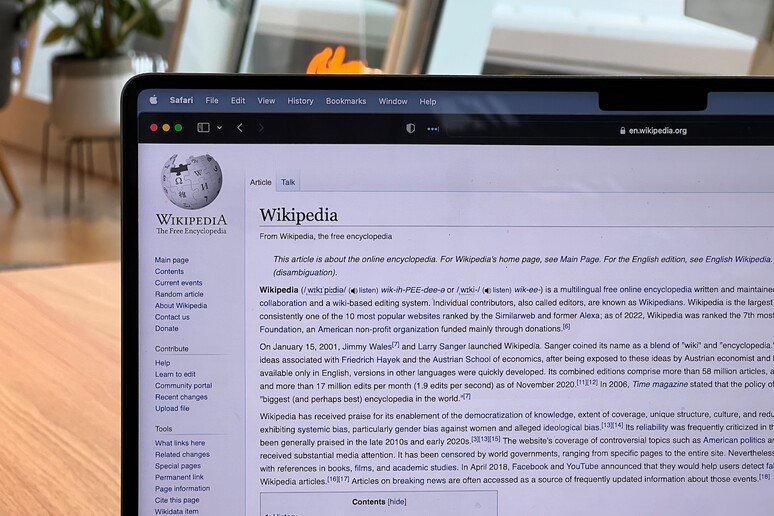 L 'intelligenza artificiale riesce a scovare le pagine di Wikipedia che contengono riferimenti di scarsa qualità (fonte: Unsplash) - RIPRODUZIONE RISERVATA
