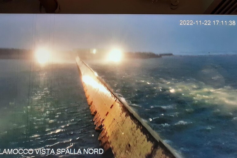 Mose protegge Venezia da forte acqua alta - RIPRODUZIONE RISERVATA