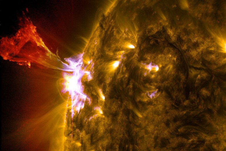 Un 'eruzione solare (fonte: NASA/Goddard/SDO) - RIPRODUZIONE RISERVATA