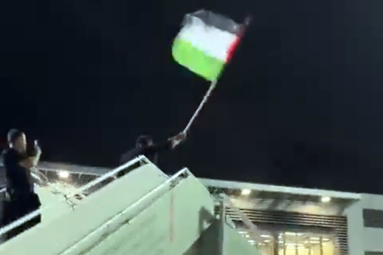 La bandiera palestinese issata dai manifestanti nell 'aeroporto di Makhachkala - RIPRODUZIONE RISERVATA