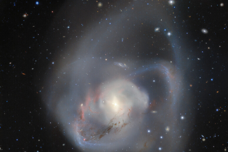 La nebulosa generata dalla collisisone di due galassie a spirale (fonte: International Gemini Observatory/NOIRLab/NSF/AURA) - RIPRODUZIONE RISERVATA