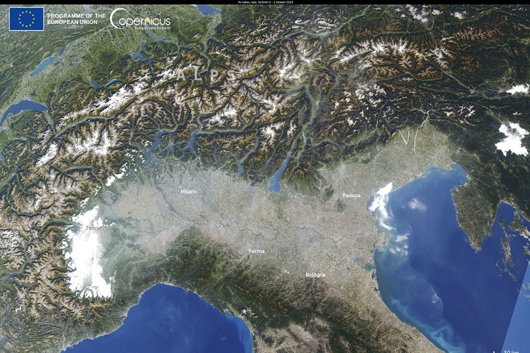 La Pianura Padana avvolta dallo smog (fonte: Ue, Copernicus Sentinel-3) - RIPRODUZIONE RISERVATA
