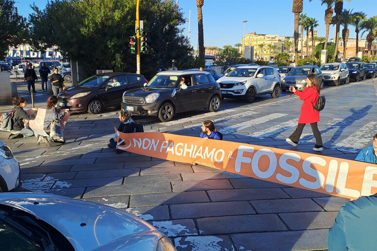 Ultima Generazione blocca strada nel centro di Cagliari - RIPRODUZIONE RISERVATA