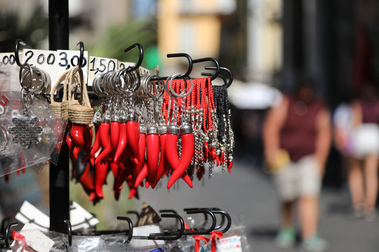 Cornetti rossi oggetto rituale contro la sfortuna venduti in una strada di Napoli foto iStock. - RIPRODUZIONE RISERVATA