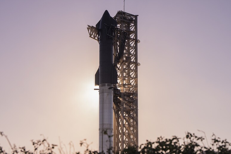 Il razzo Starship pronto al lancio (fonte: SpaceX) - RIPRODUZIONE RISERVATA