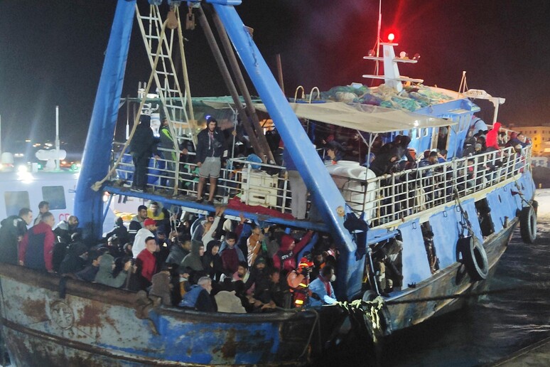 Uno sbarco di migranti a Lampedusa - RIPRODUZIONE RISERVATA