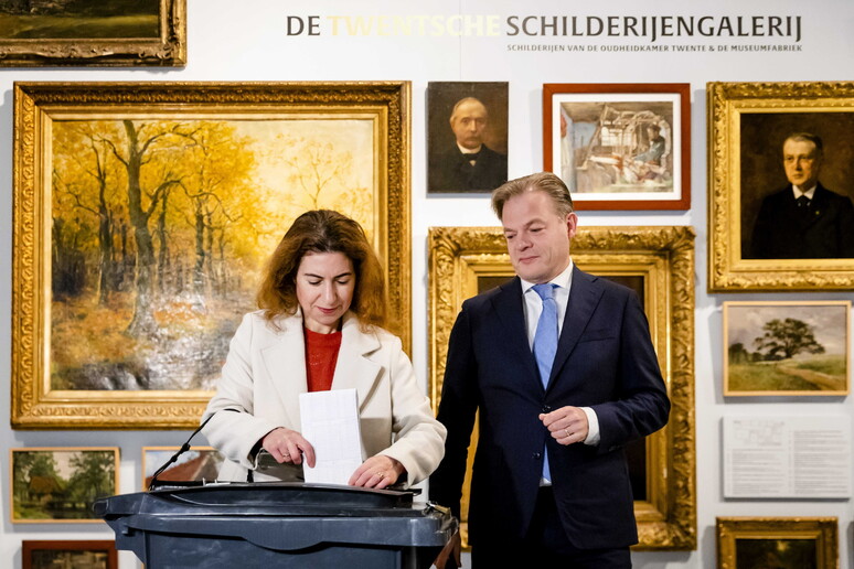 Elezioni in Olanda, Pieter Omtzigt e la moglie Ayfer Koc - RIPRODUZIONE RISERVATA