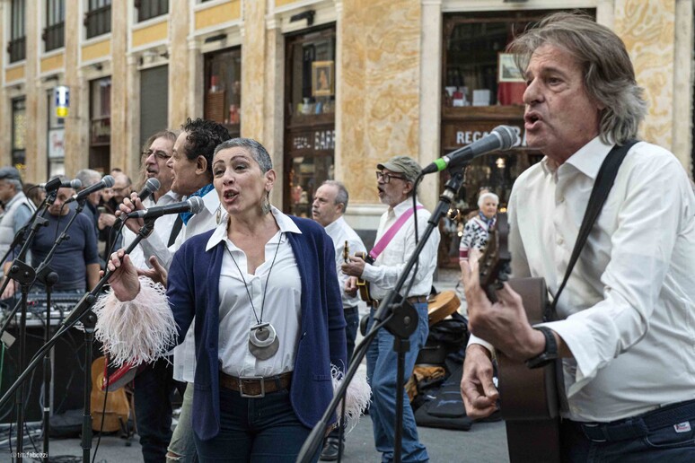 Nuova Orchestra Italiana, flash mob in Galleria - Notizie - Ansa.it