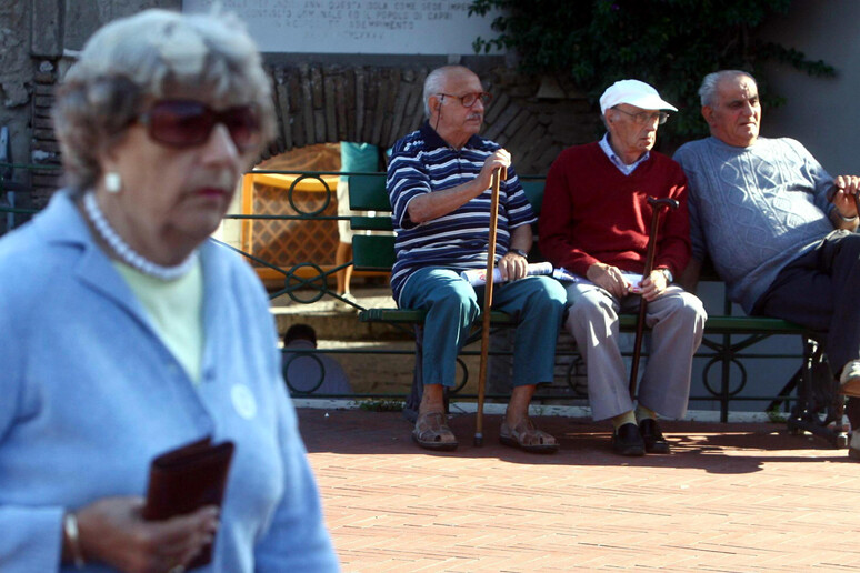 Anziani seduti su una panchina -     RIPRODUZIONE RISERVATA