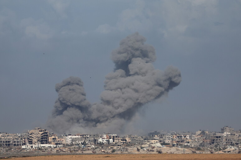 Ancora bombardamenti israeliani su Al-Shuja 'ia, a Gaza - RIPRODUZIONE RISERVATA