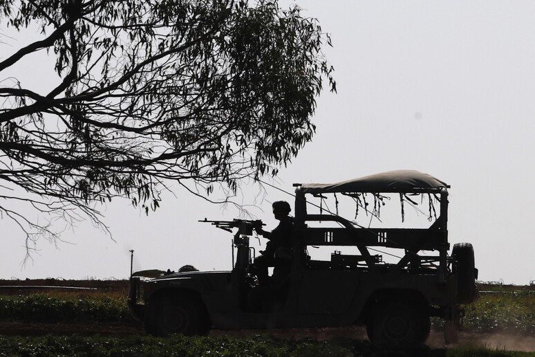 Israeli soldiers stationed near the Gaza Strip © ANSA/EPA