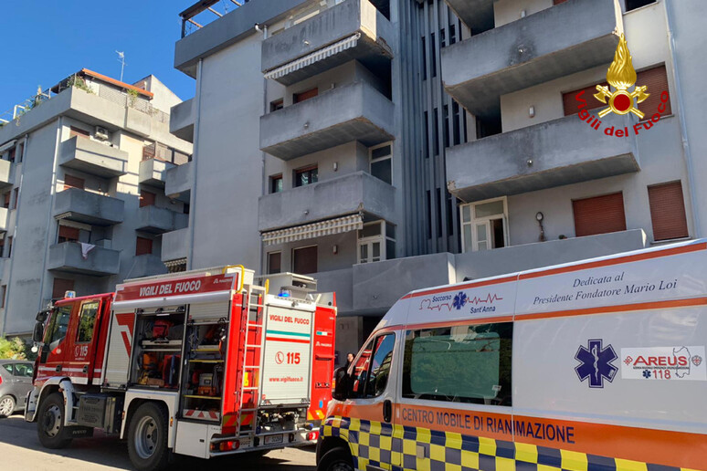 Incendio in una palazzina di 5 piani a Sassari, tre intossicati - RIPRODUZIONE RISERVATA