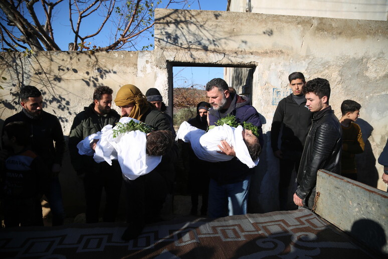Funerali di bambini uccisi in un raid aereo a Idlib in Siria il 26 dicembre 2023 © ANSA/EPA