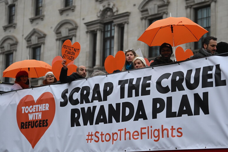 Migranti: firmato nuovo accordo per riesumare il piano Ruanda