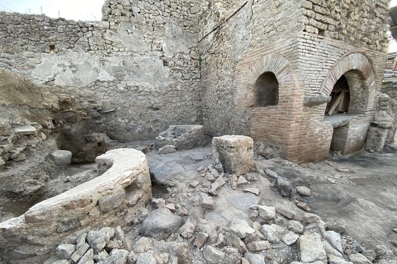 A Pompei emerge il panificio prigione ANSA/Us Parco Archeologico di Pompei - RIPRODUZIONE RISERVATA
