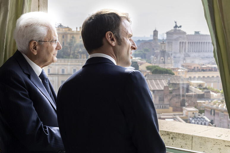 Il presidente della Repubblica Sergio Mattarella e il suo omologo francese Emmanuel Macron. Immagine d 'archivio - RIPRODUZIONE RISERVATA