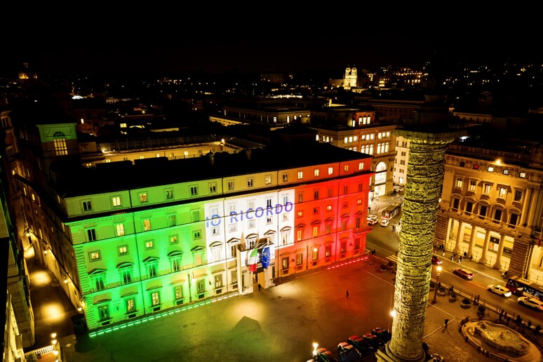 Giorno ricordo: Palazzo Chigi illuminato con il tricolore - RIPRODUZIONE RISERVATA
