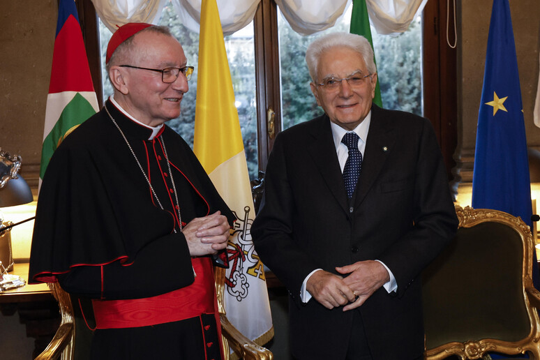 Il presidente della Repubblica Sergio Mattarella (D) ed il segretario di Stato Pietro Parolin - RIPRODUZIONE RISERVATA