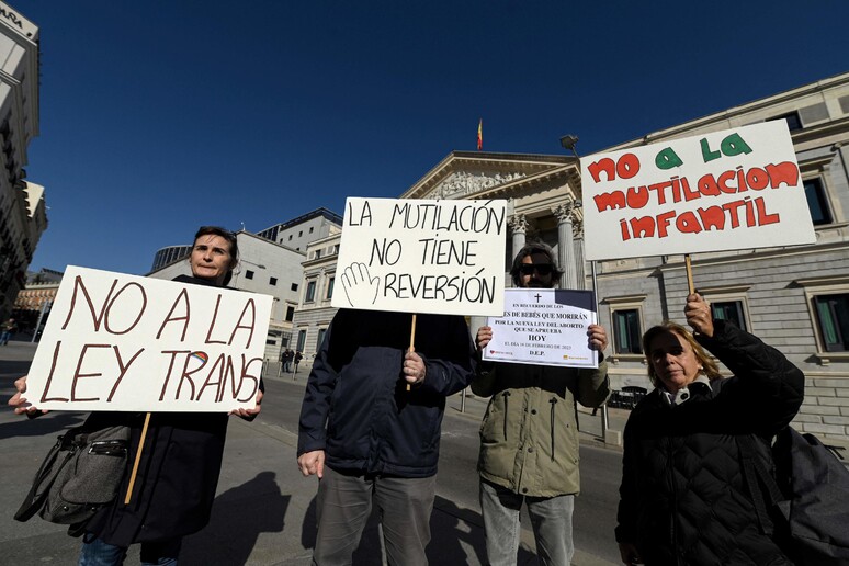 Manifestazione a Madrid contro la  'legge trans ' © ANSA/AFP