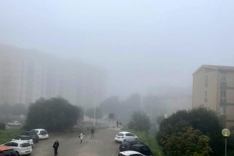 Fitta nebbia a Cagliari, voli in ritardo all 'aeroporto - RIPRODUZIONE RISERVATA