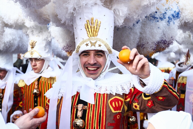 Belgio: costumi e cappelli di piume di struzzo per Carnevale