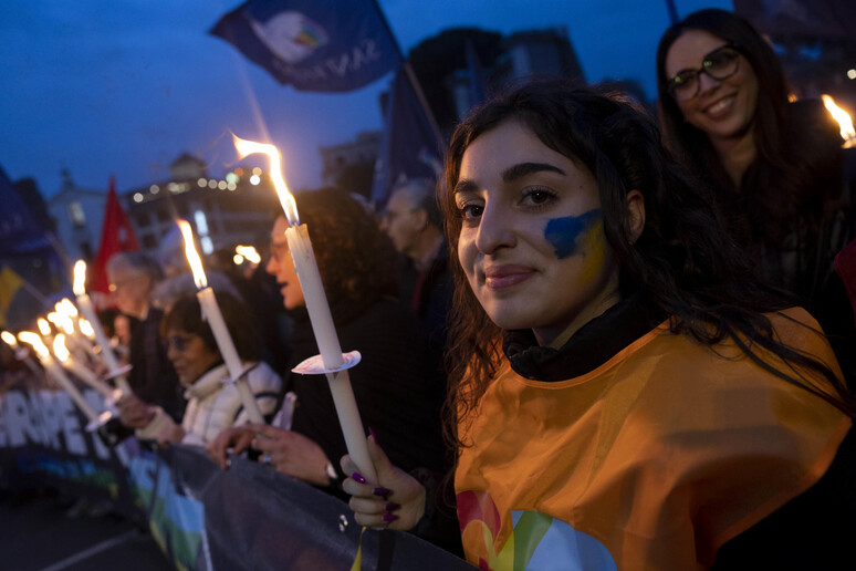 Ucraina:  'pace subito e stop alla guerra ', fiaccolata a Roma - RIPRODUZIONE RISERVATA