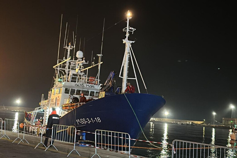 Foto porto ortona in arrivo nave migranti - RIPRODUZIONE RISERVATA