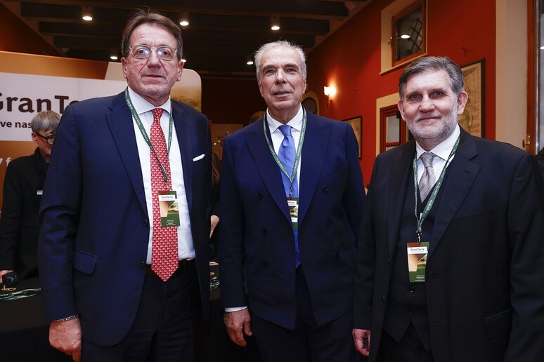 Il sindaco di Modena Gian Carlo Muzzarelli, il presidente GranTerre Milo Pacchioni e il vicepresidente GranTerre Ivano Chezzi - RIPRODUZIONE RISERVATA