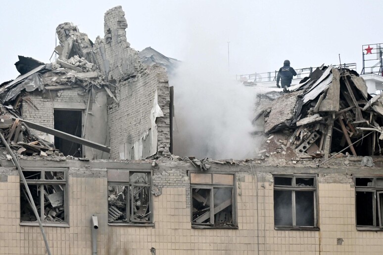 Un edificio di Kharkiv colpito da un attacco missilistico russo © ANSA/AFP