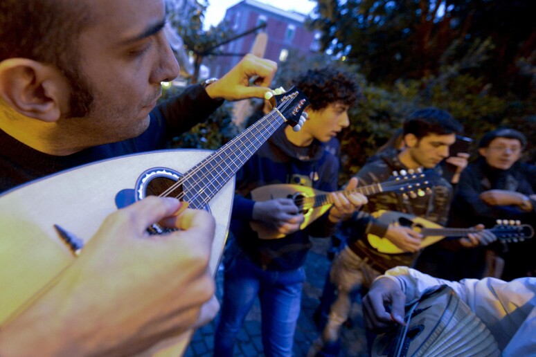 Mandolinisti da tutta Italia in piazza Bellini a Napoli per il flash mob a sostegno di una proposta di introdurre la possibilità di studiare il mandolino nelle scuole medie ad indirizzo musicale, 14 novembre 2013. ANSA / CIRO FUSCO - RIPRODUZIONE RISERVATA